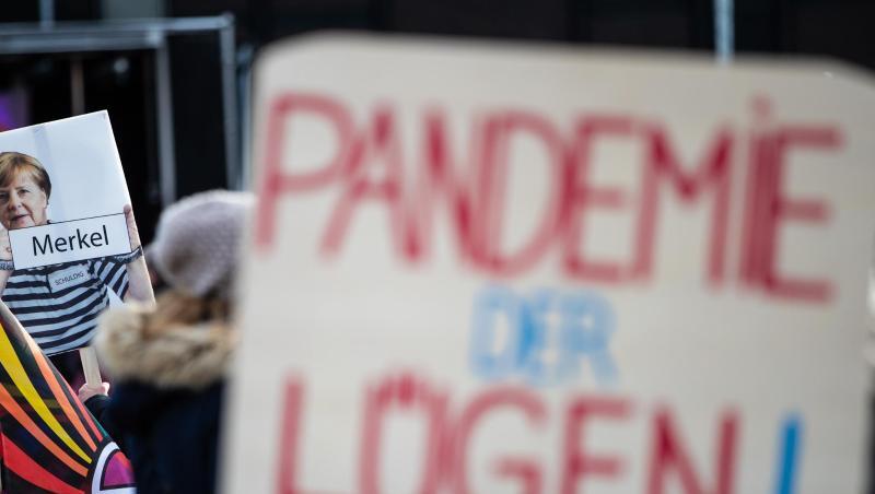 "Pandemie der Lügen!" steht auf dem Schild eines Teilnehmers geschrieben. "Pandemie der Lügen!" steht auf dem Schild eines Teilnehmers geschrieben.