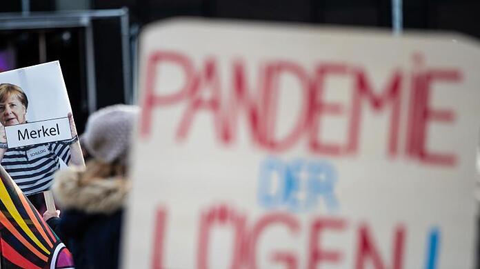 "Pandemie der Lügen!" steht auf dem Schild eines Teilnehmers geschrieben.