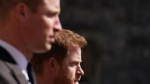 Prinz William (l) und sein Bruder Prinz Harry nehmen an dem Trauermarsch für den verstorbenen Queen-Ehemann Prinz Philip, Herzog von Edinburg, auf Schloss Windsor teil.