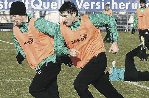 &bdquo;Bis auf weiteres&ldquo; Trainingsgast im Ronhof: der serbische Verteidiger Mirko Poledica (rechts, hier im Laufduell mit Jan Mauersberger).