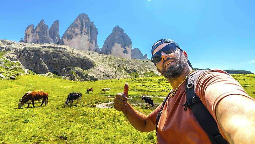 Für ein instagram-taugliches Selfie gehen Touristen auch an Orte – hier in den Dolomiten vor den Drei Zinnen –, für deren Zuwegung Bauern mancherorts ein kleines Entgelt erheben.