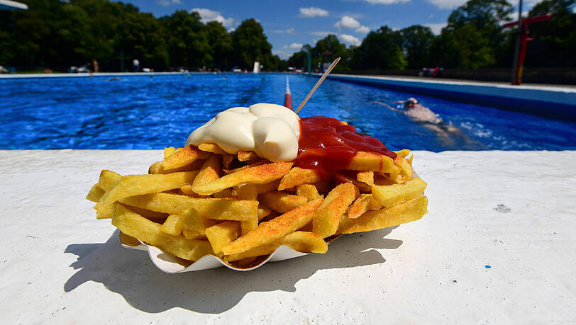 Eine Portion Pommes Frites gehört zu einem Besuch im Freibad einfach dazu. Eine Portion Pommes Frites gehört zu einem Besuch im Freibad einfach dazu.