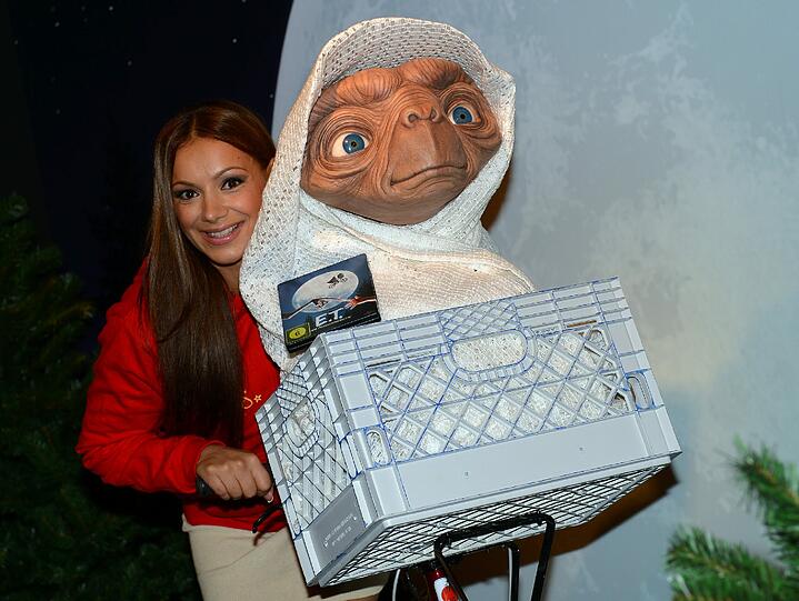 Ex-Dschungelcamp-Bewohnerin und "Momo"-Star Radost Bokel freute sich am Montag über die neue E.T.-Wachsfigur im Berliner "Madame Tussaud's".