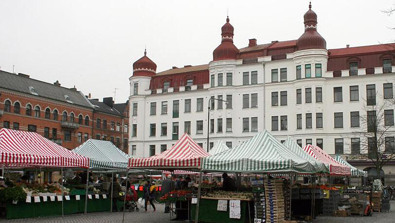 Blick auf den Markt am Möllevangstorget im Stadtteil Möllevangen in Malmö. Seit einem Jahr treiben Morde auf offener Straße die südschwedische Stadt um. Blick auf den Markt am Möllevangstorget im Stadtteil Möllevangen in Malmö. Seit einem Jahr treiben Morde auf offener Straße die südschwedische Stadt um.