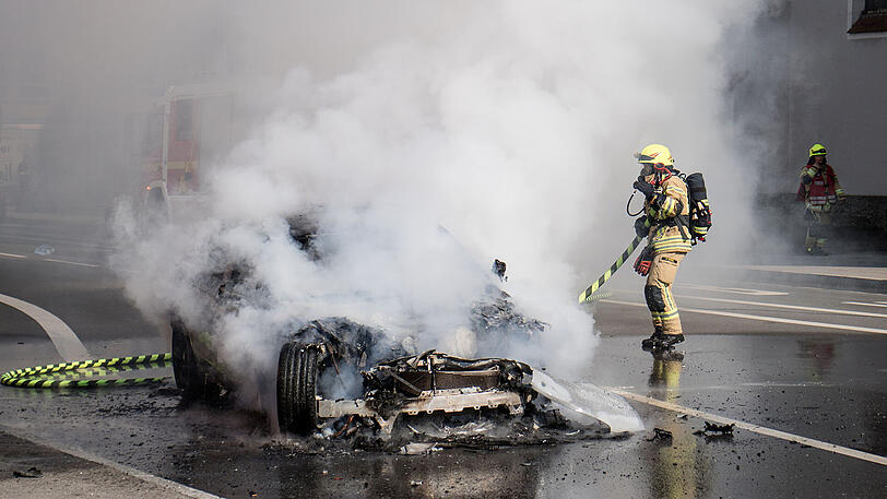 Der Mercedes brannte komplett aus, die Feuerwehr war mit etwa 30 Mann vor Ort. Klicken Sie sich durch die Bilder.