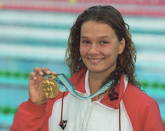 Na, hätten Sie sie erkannt? Schwimmerin Franziska Van Almsick wurde bereits bei Olympia 1992 im Alter von zarten 14 Jahren bekannt. Olympisches Gold gewann sie nie, dafür mehrere Welt- und Europameistertitel. Nach den Spielen in Athen beendete sie mit nur 26 Jahren ihre Karriere.