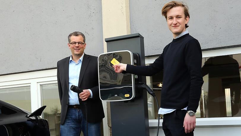 Leidenschaft Elektrotankstellen: Eduard Schlutius (rechts) und Patrick Fleischer.