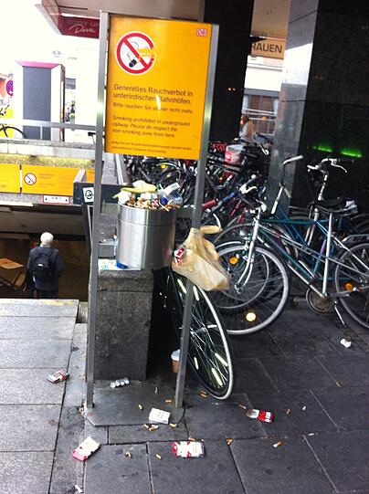 Wohin mit Zigaretten und Müll? Dieser Eimer hier am U-Bahnaufgang an der Arnulfstraße ist eindeutig zu klein.