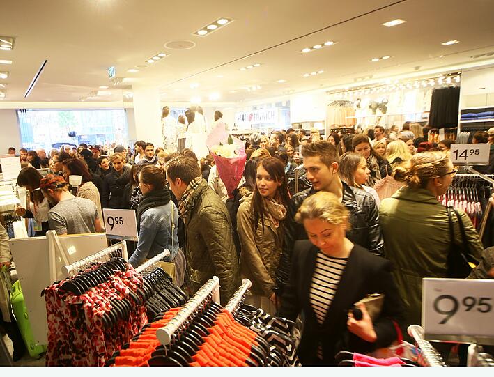 Andrang bei der Eröffnung des H&M in der Weinstraße. Die Bilder vom Opening des Flagshipstore.