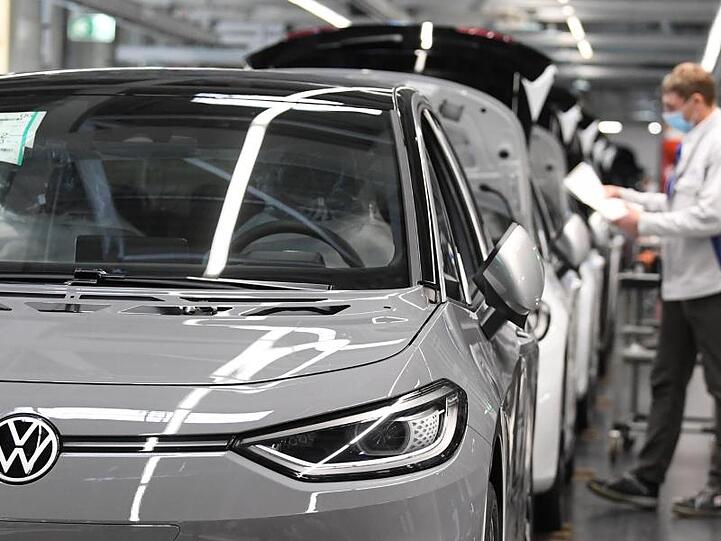 Fast fertige Volkswagen ID.3 laufen im VW-Fahrzeugwerk in Zwickau durch die Endmontage.