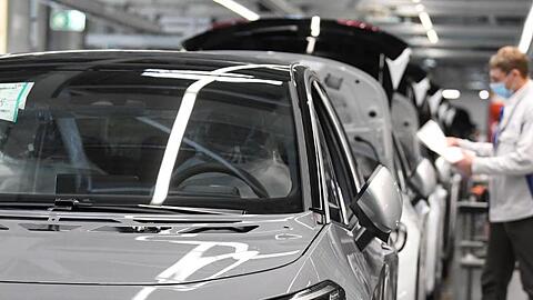 Fast fertige Volkswagen ID.3 laufen im VW-Fahrzeugwerk in Zwickau durch die Endmontage.