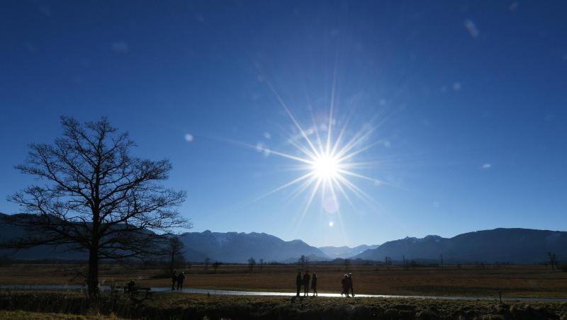 Spaziergänger genießen die Sonne. Foto: Angelika Warmuth/dpa/Archivbild Spaziergänger genießen die Sonne. Foto: Angelika Warmuth/dpa/Archivbild