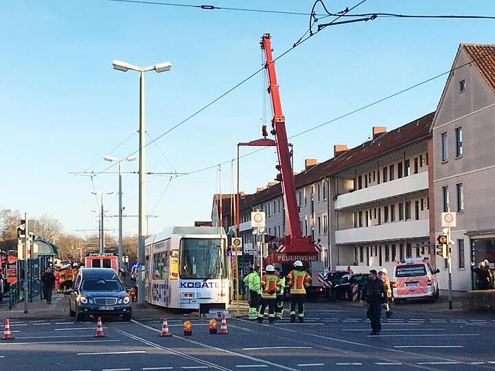 Rettungskräfte an der Unfallstelle, an der ein Kind unter eine Straßenbahn geraten und gestorben war.