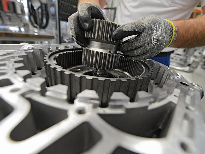 Nach einer Delle im September legten die Bestellungen im deutschen Maschinenbau im Oktober gegenüber dem Vorjahreszeitraum preisbereinigt um 12 Prozent zu.