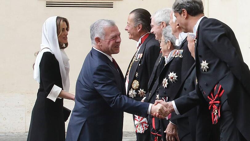 Königin Rania und König Abdullah II. werden im Vatikan begrüßt.