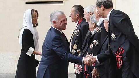 Königin Rania und König Abdullah II. werden im Vatikan begrüßt.