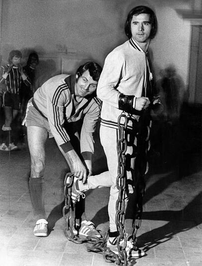 Nur angekettet zu stoppen? Bayern um Gerd Müller, hier mit Herthas Ludwig Müller (l.), hat 1971/72 den Rekord von 101 Toren in einer Saison aufgestellt.
