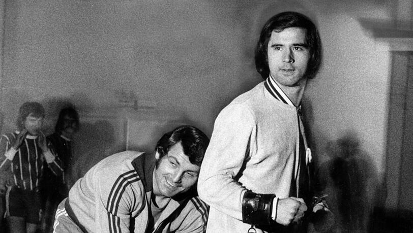 Nur angekettet zu stoppen? Bayern um Gerd Müller, hier mit Herthas Ludwig Müller (l.), hat 1971/72 den Rekord von 101 Toren in einer Saison aufgestellt.