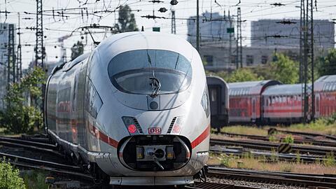 Um Pünktlichkeit langfristig zu verbessern, plant die Bahn ab Juli 2024 umfassende Generalsanierungen wichtiger Strecken.