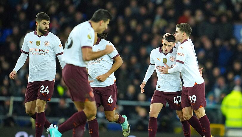 Phil Foden (2.v.r) brachte Manchester City mit seinem Tor zum 1:1 zurück ins Spiel.