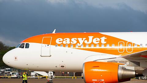 Die Fluggesellschaft Easyjet hat einen Piloten freigestellt, weil er angeblich betrunken und nackt in einer Hotelbar umherirrte. (Symbolbild)