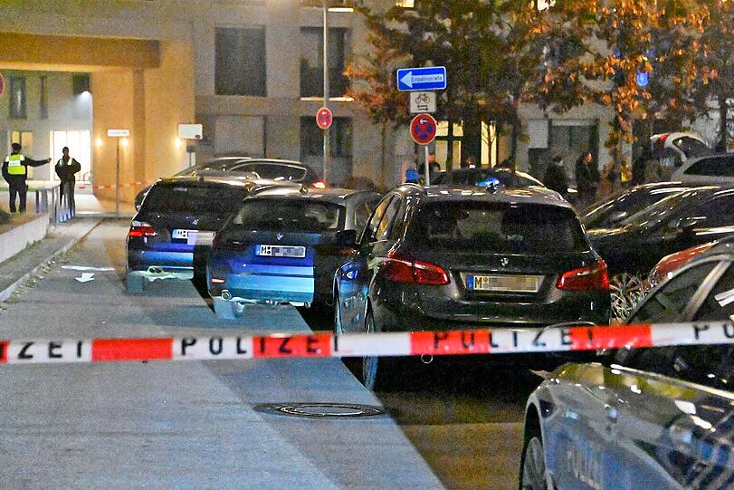 Constanze-Hallgarten-Straße in Obersendling: Bei einer Festnahme haben Beamte nach Polizeiangaben einen Verdächtigen angeschossen.
