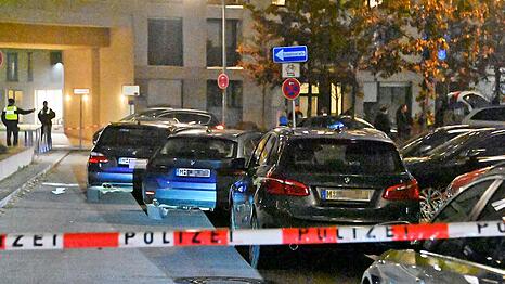 Constanze-Hallgarten-Straße in Obersendling: Bei einer Festnahme haben Beamte nach Polizeiangaben einen Verdächtigen angeschossen. Wie jetzt bekannt wurde: Der Fall steht in Zusammenhang mit einem Schlag in München gegen ein breites Drogennetzwerk.