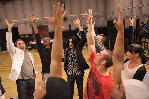 Uu, uuuuh! Hart und akribisch trainiert Michael Jackson jeden Tag mit seiner Truppe in Los Angeles. Dieses Foto entstand am 5. Mai, kurz vor seinem Tod.