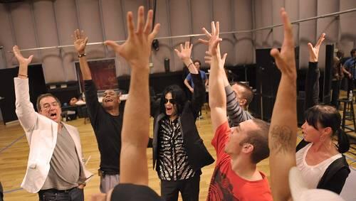 Uu, uuuuh! Hart und akribisch trainiert Michael Jackson jeden Tag mit seiner Truppe in Los Angeles. Dieses Foto entstand am 5. Mai, kurz vor seinem Tod. Uu, uuuuh! Hart und akribisch trainiert Michael Jackson jeden Tag mit seiner Truppe in Los Angeles. Dieses Foto entstand am 5. Mai, kurz vor seinem Tod.