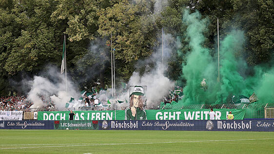 Die Schweinfurter Fans zeigen eine Choreografie vor Spielbeginn. Die Schweinfurter Fans zeigen eine Choreografie vor Spielbeginn.