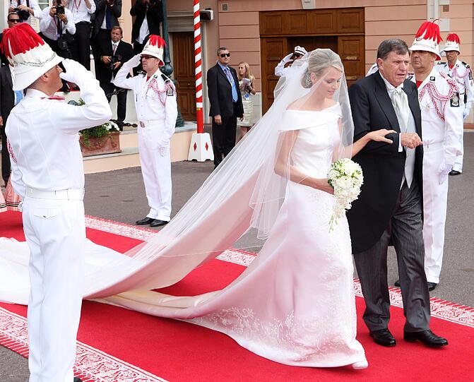 DAS BRAUTKLEID: Charlene Wittstock trat in einer seidig-weißen Kreation von Giorgio Armani vor den Traualtar. Das Kleid ist klassisch und mit Swarovski-Kristallen verziert.