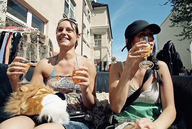 Portobello Road, Camden Market, Frankfurter Ring: Wenn Münchens Stylisten, Designer, Fotografen und Produzenten am Sonntag ihre Kleiderschränke ausräumen, fühlt man sich fast wie auf den traditionsreichen Second Hand-Märkten der britischen Metropole - und für Flohmarkt-Freunde gibt es einiges zu sehen.