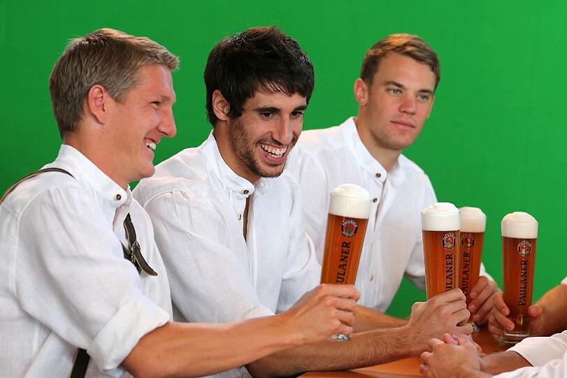Traht und Bier: Javi Martinez ist damit wohl endgültig angekommen in München. Bastian Schweinsteiger und Manuel Neuer prosten gemeinsam mit dem Spanier in die Kamera.