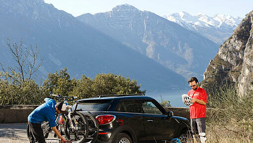 Das MTB-Team der AZ war mit dem Mini Paceman unterwegs, die Räder wurden mit dem Heckträger transportiert Das MTB-Team der AZ war mit dem Mini Paceman unterwegs, die Räder wurden mit dem Heckträger transportiert