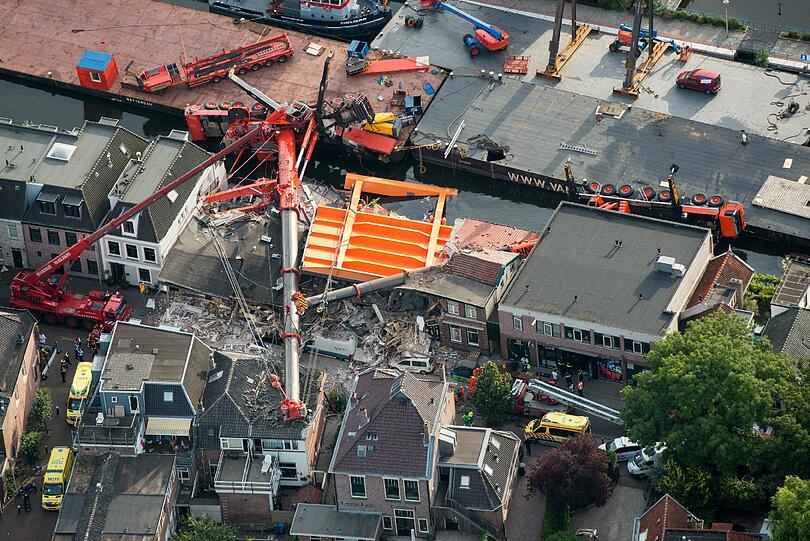 Am Montag sind vier Wohn- und Geschäftshäuser unter der Wucht von zwei einstürzenden Baukränen zerstört worden. Die Bilder!