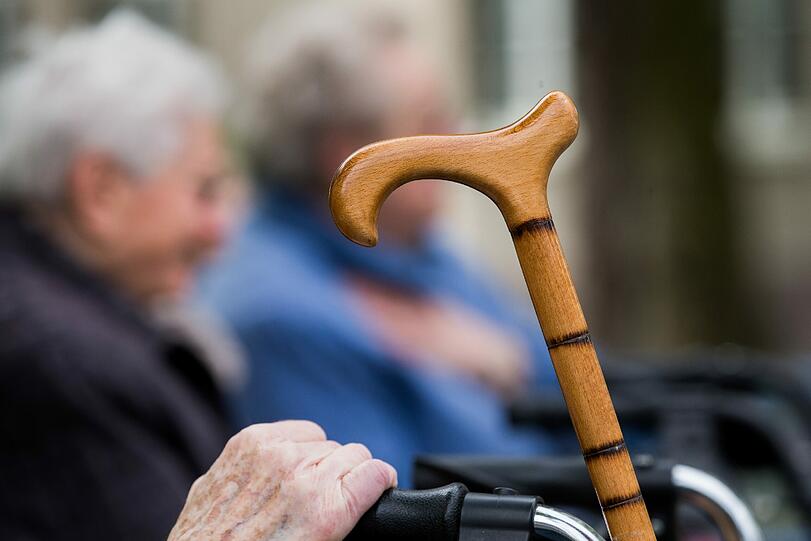 Fast jeder zehnte Rentnerhaushalt liegt in Deutschland bei weniger als 50 Prozent des Durchschnittseinkommens.