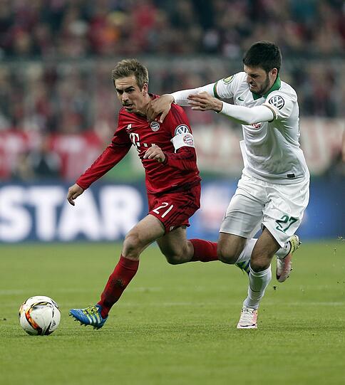 PHILIPP LAHM: NOTE 3.
Fünf Mal Pokalsieger wurde der Kapitän schon, nun geht es in sein  
siebtes Pokalfinale. Wie all seine Mitspieler nach der Führung von  
Werder an den eigenen Strafraum gedrängt.