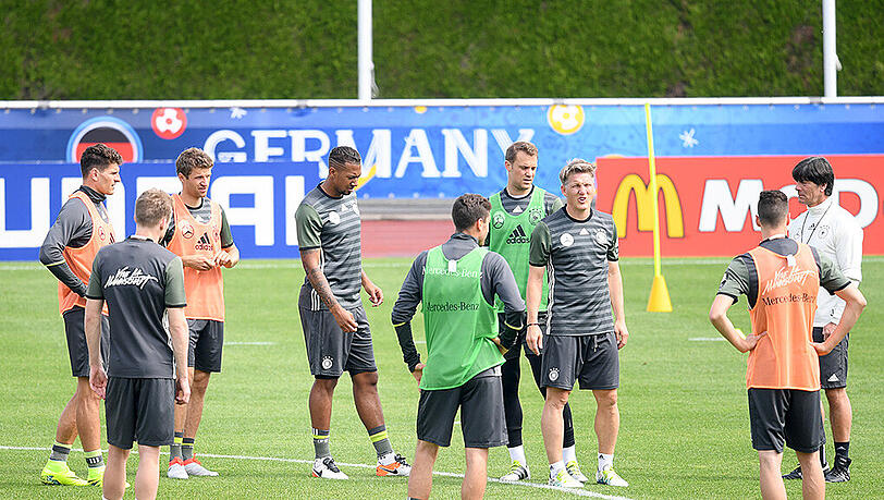 Bundestrainer Joachim Löw (rechts) am Mittwoch im Kreise seiner Nationalspieler. Bundestrainer Joachim Löw (rechts) am Mittwoch im Kreise seiner Nationalspieler.