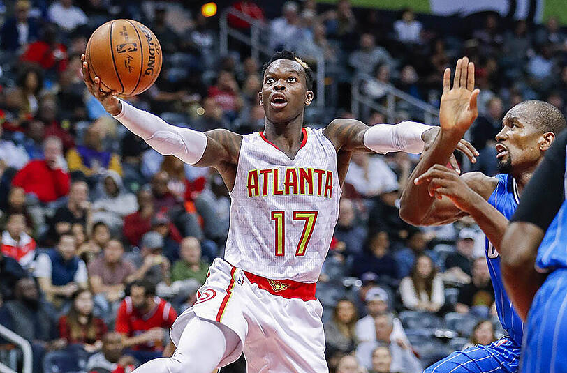 Dennis Schröder von den Atlanta Hawks (links) im Duell mit Orlando-Magic-Forward Serge Ibaka.