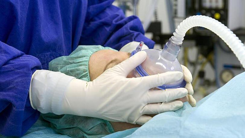 Eine Patientin wird mit Narkose auf die Operation vorbereitet.