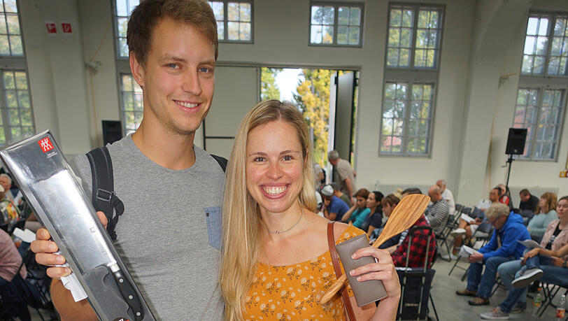 <p><strong>Robert Kaiser (25), Student, und seine Freundin Giovanna Vogt (34), Bankangestellte:</strong> „Wir freuen uns riesig, wir haben für 46 Euro ein chinesisches Küchenmesser und einen Kochlöffel dazu erstanden. Wir lieben es, gemeinsam zu kochen - das verbindet und macht Spaß. Am liebsten kochen wir beide thailändisch.“</p> <p><strong>Robert Kaiser (25), Student, und seine Freundin Giovanna Vogt (34), Bankangestellte:</strong> „Wir freuen uns riesig, wir haben für 46 Euro ein chinesisches Küchenmesser und einen Kochlöffel dazu erstanden. Wir lieben es, gemeinsam zu kochen - das verbindet und macht Spaß. Am liebsten kochen wir beide thailändisch.“</p>