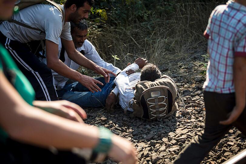 Rund 3000 Flüchtlinge sind an der Grenzstation in Österreich angekommen. Die Bilder von dem ungarischen Flüchtlingsstrom.