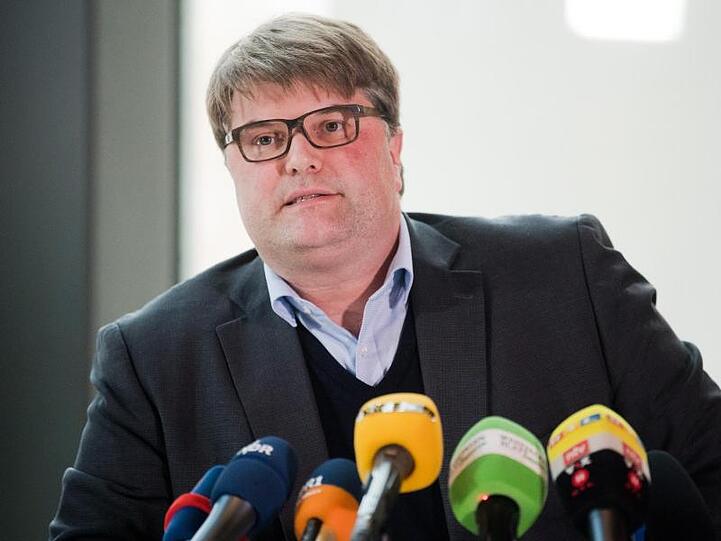 Tjark Bartels, Landrat des Kreises Hameln-Pyrmont, hatte eingeräumt, dass das Jugendamt des Kreises trotz mehrfacher Hinweise auf Pädophilie einen heute 56-Jährigen als Pflegevater für ein kleines Mädchen eingesetzt hatte.