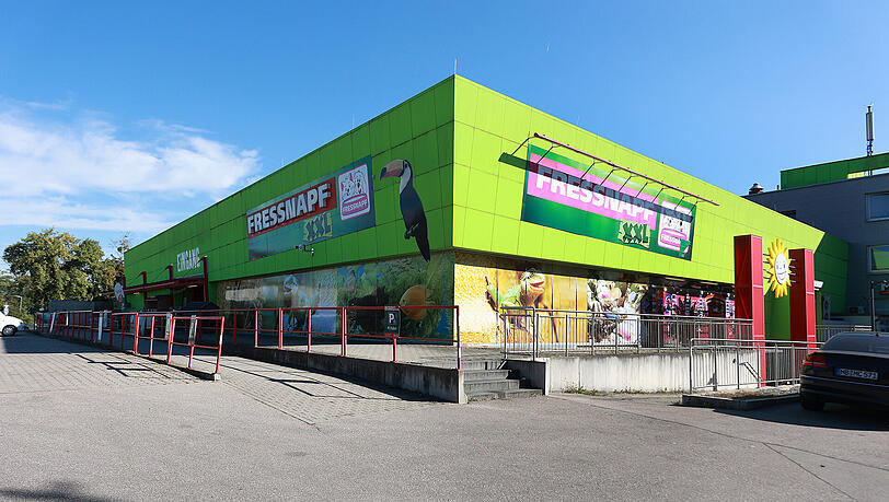 Der XXL-Fressnapf-Markt in Euro-Industriepark an der Lotte-Branz-Straße 14 ist mit 1200 Quadratmetern Verkaufsfläche und seinem kompetenten Team für viele Tierbesitzer einfach das Größte. Der XXL-Fressnapf-Markt in Euro-Industriepark an der Lotte-Branz-Straße 14 ist mit 1200 Quadratmetern Verkaufsfläche und seinem kompetenten Team für viele Tierbesitzer einfach das Größte.