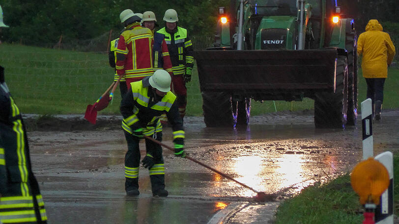 Die Feuerwehr war hier im Einsatz. Zahlreiche Grundstücke wurden ebenfalls überflutet. Die Feuerwehren waren in der Umgebung im Dauereinsatz.