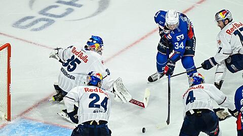 Die Entscheidung: Mannheims Tom Kühnhackl (Nr. 34) schiebt den Puck zum 2:1 an EHC-Goalie Mathias Niederberger vorbei.