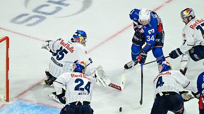 Die Entscheidung: Mannheims Tom Kühnhackl (Nr. 34) schiebt den Puck zum 2:1 an EHC-Goalie Mathias Niederberger vorbei.