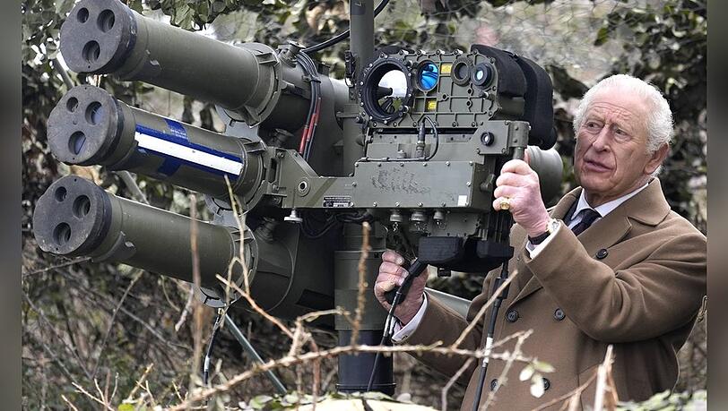 K&ouml;nig Charles hat auf der Milit&auml;rbasis auf Thorney Island eines der Ger&auml;te inspiziert.