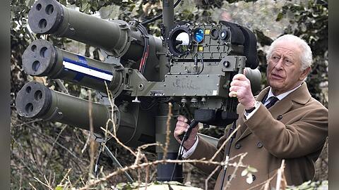 K&ouml;nig Charles hat auf der Milit&auml;rbasis auf Thorney Island eines der Ger&auml;te inspiziert.