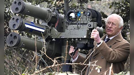 K&ouml;nig Charles hat auf der Milit&auml;rbasis auf Thorney Island eines der Ger&auml;te inspiziert.